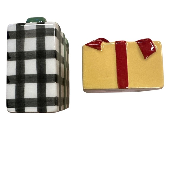 Hallmark 2023 Ceramic Christmas Packages w Bows Salt & Pepper Shakers NWOT - Picture 2 of 5